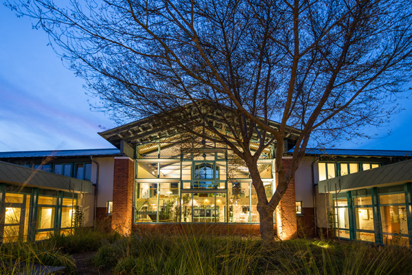 Die Rückansicht der Reha-Klinik Göhren in den Abendstunden Die Rückansicht der Reha-Klinik Göhren in den Abendstunden
