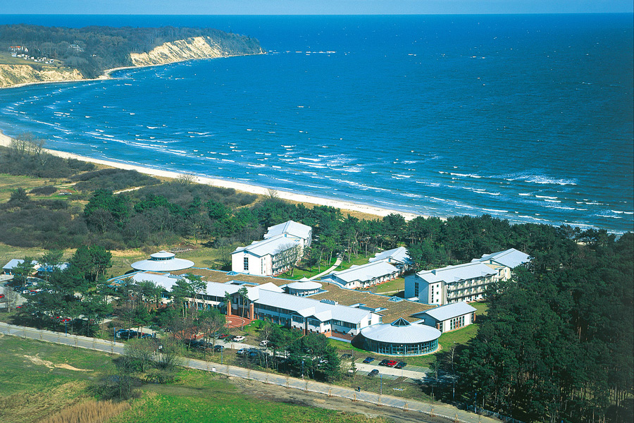 Luftbildaufnahme auf die Reha-Klinik Göhren mit der Ostsee im Hintergund Luftbildaufnahme auf die Reha-Klinik Göhren mit der Ostsee im Hintergund