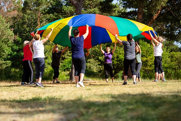 Atemübung mit Schwungtuch Atemübung mit Schwungtuch