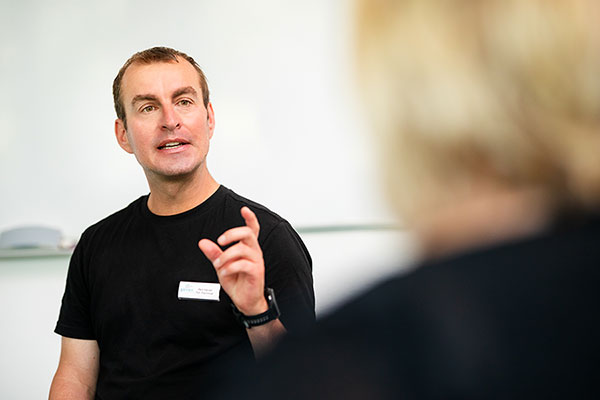 Therapeut im Gespräch mit Rehabilitandin Therapeut im Gespräch mit Rehabilitandin