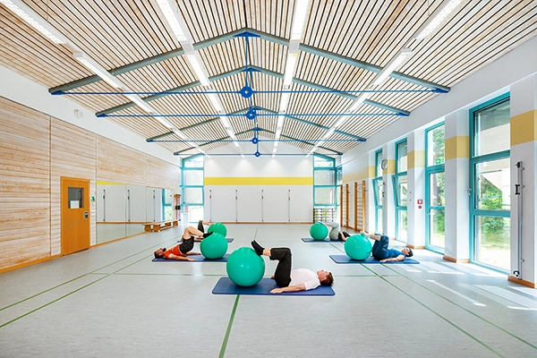 Sportübungen mit Pezziball in der Sporthalle Sportübungen mit Pezziball in der Sporthalle